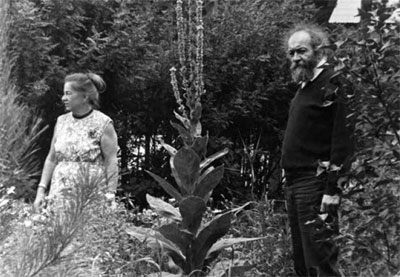 В саду у коттеджа в
Золотой долине, где семья Ляпуновых жила с 1966 по 1975 год. Анастасия
Савельевна и Алексей Андреевич
