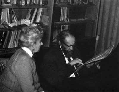 Алексей Андреевич с
матерью Еленой Васильевной. 1971 г.