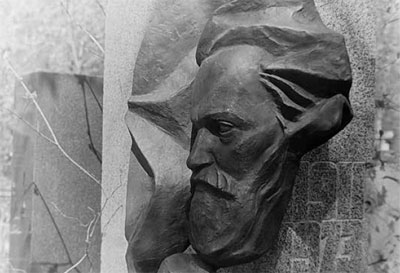 Деталь памятника на
могиле А.А. Ляпунова