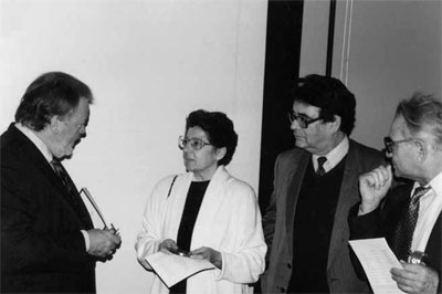 Представитель
общества, доктор Босс, Е.А. Ляпунова, Н.Н. Воронцов и Ю.А. Виноградов на
церемонии вручения медали в Президиуме РАН 1996 года