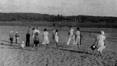 Игра в волейбол на берегу реки Оки (Прилуки 1939 г. Семьи Новиковых, Парийских, Ляпуновых)