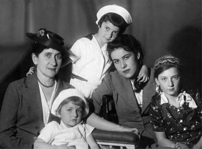 Елена Васильевна с дочерью Маней (Мария Андреевна Маршак) и внуками Тусей, Лялей и Аллой. 1940 год