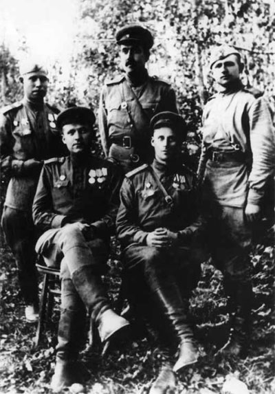 С артиллеристами — А.А. Ляпунов в центре
