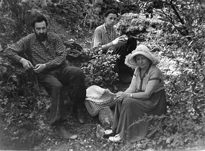 Алексей Андреевич, Анастасия Савельевна и школьник Вова на
минералогических копях в Ильменском заповеднике. 1955 год
