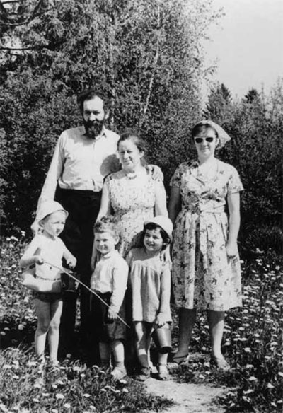Алексей Андреевич и Анастасия Савельевна с дочерью Аллой и внуками
Гришей, Андрюшей, Машей на даче (Мозжинка 1960 г.)
