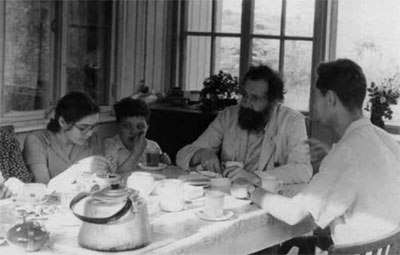 На той же террасе (справа) Юра Богданов. Алексей Андреевич и его
племянники Аскольд и Лена Хованские (1959 г.)