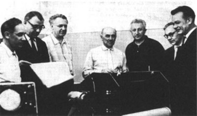 А.И. Берг (в центре) у разработчиков "Уралов". Второй справа Б.И. Рамеев