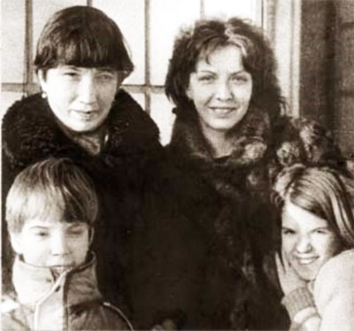Дочери В.М. Глушкова: Ольга (слева) с сыном Виктором и Вера с дочерью Викторией