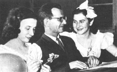 С.А. Лебедев с дочерьми Екатериной (слева) и Натальей