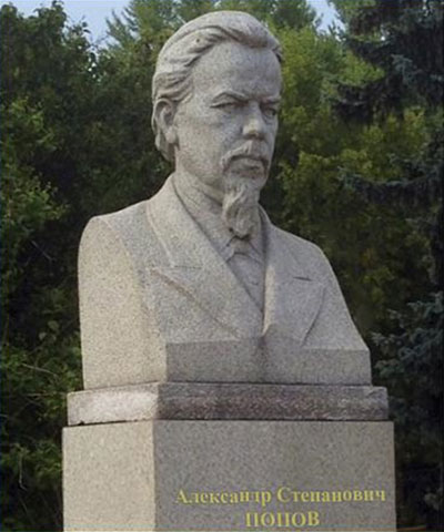 Гранитный бюст А.С.Попова на «Аллее учёных» МГУ