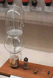 Трехэлектродная лампа Роберта фон Либена (1910 г.) в сравнении с современными радиолампами