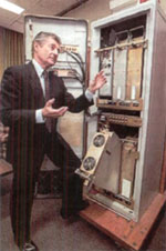 Леонард Клейнрок рядом с первой моделью процессора IMP