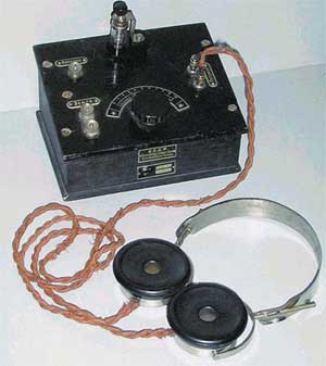 Общий вид советского детекторного радиоприемника П-2 с наушниками. 20-е годы ХХ века