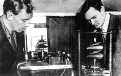 А.А. Расплетин и Г.С. Гучин у сконструированного ими телевизора с зеркальным винтом