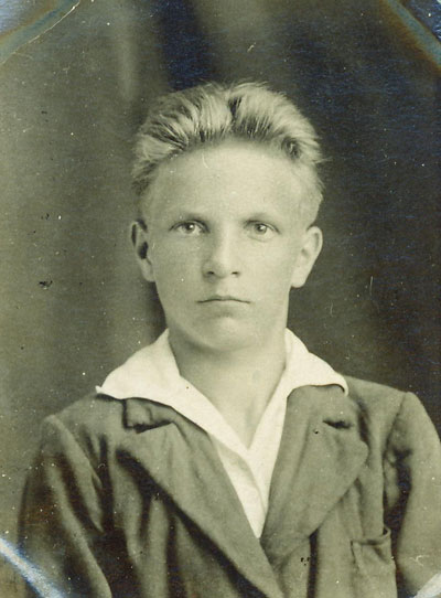 После окончания школы (1937).