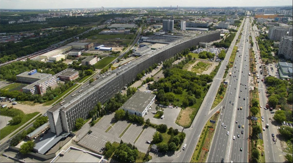 Здание НИЦЭВТ на Варшавском шоссе — самое длинное в Москве — известно как «лежачий небоскреб». Материалы Виртуального Компьютерного Музея