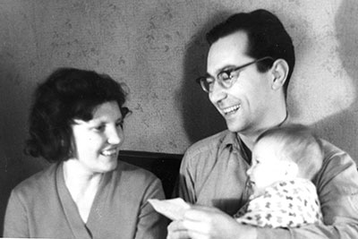 Рис. 2.18. С женой и сыном, декабрь 1963 г.