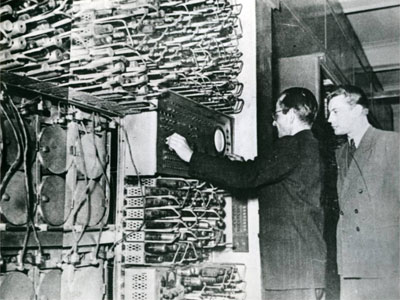 С.А. Лебедев (слева) и В.А. Мельников у машины БЭСМ АН СССР