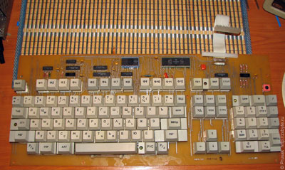 МК-88 в
исполнении 05 имел клавиатуру на микроконтроллере КР1816ВЕ35, полностью
совместимую с IBM PC