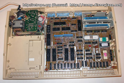 Особенностью
МС1502, отличавшей его от большинства других советских IBM-совместимых ПК, было
применение специализированных микросхем БМК КР1545ХМ1