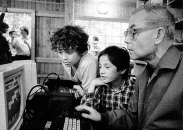  А.П. Ершов с участниками 11-ой летней школы юных программистов А. Тереховым и С. Бровиным. 1986.