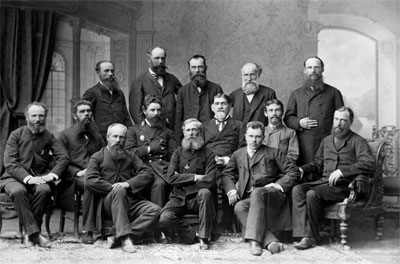Николай Викторович Ляпунов (4-ый слева в первом ряду) с группой возглавляемой им строителей железных дорог