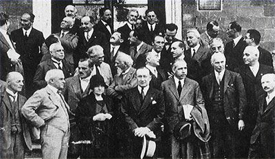 Г. Маркони (в центре) на конференции по ядерной физике в Риме (1931); рядом слева от него выдающаяся физик/химик Мария Склодовская-Кюри (1867-1934), справа – знаменитый физик-теоретик Нильс Бор (1885-1962)