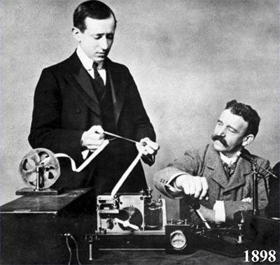 Г. Маркони (слева) и Дж. Кемп за расшифровкой сообщения с телеграфной ленты