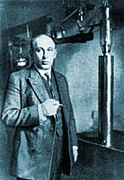 Научный руководитель НРЛ М. А. Бонч-Бруевич у мощнейшей в мире 100-киловаттной лампы