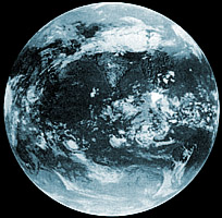 Изображение полного диска Земли, полученное с помощью ТВ аппаратуры Метеорит-Планета на инфракрасном участке спектра с борта спутника Электро 21 марта 1996 года