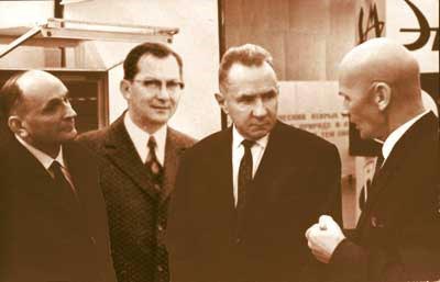 F.V. Lukin is demonstrating supercomputer “Almaz” to A.N. Kosigin -the USSR Council of Ministers chairman. From left to right: A.I. Shokin, D.I. Yuditskiy, A.N. Kosigin, F.V. Lukin with a fragment of “Almaz” in the back-ground