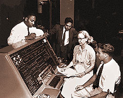 Грейс Мюррей Хоппер у пульта ЭВМ UNIVAC