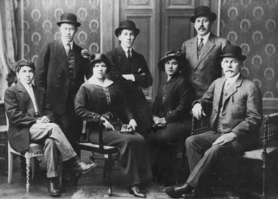 Семья Рамиевых во время путешествия по странам Европы в 1914 г. В первом ряду справа – дед Б.И. Рамеева, во втором ряду крайний слева – отец Б.И. Рамеева