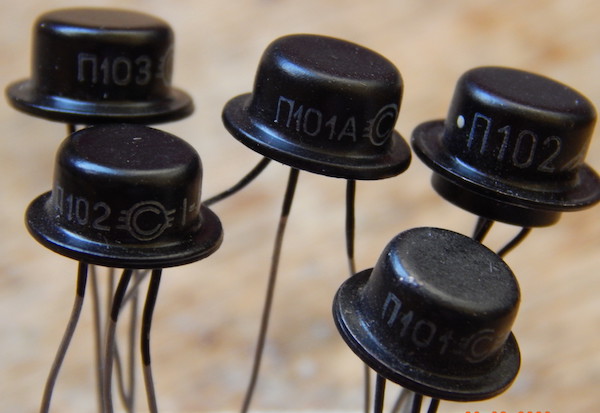 Первые кремниевые транзисторы разработки инженера Ф. Щиголь по теме Газ-II получили название П101, П102 и П103. Материалы Виртуального Компьютерного Музея.