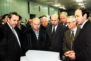 Мэр Москвы Ю. М. Лужков на выставке в НИИ «Аргон»