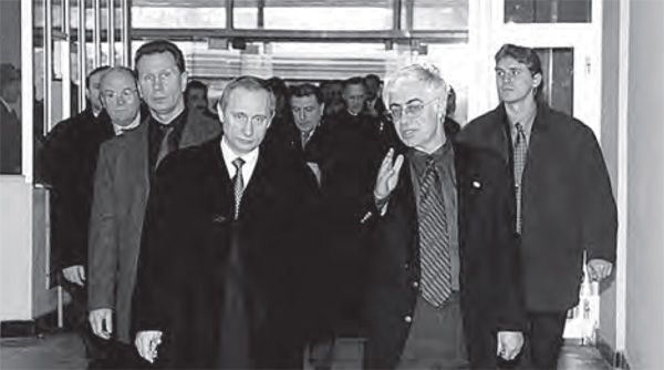 2000 г. И.о. Президента РФ, Председатель Правительства РФ В.В. Путин в ходе рабочей поездки в Зеленоград посетил «Ангстрем». Страницы истории отечественных ИТ. Том 5.