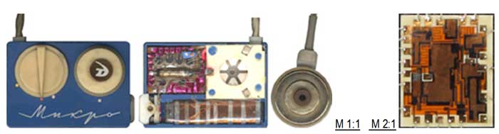 М 1:1  М 2:1 Первое в СССР изделие микроэлектроники – радиоприемник «Микро»  (фотография приемника в натуральную величину).  Изготовлен на основе тонкопленочной гибридной технологии, тонкопленочная плата на фото справа с двукратным увеличением. Размер приемника 43х30х7,5 мм (без выступающих органов управления). Прослушивалась радиопередача через телефон для слухового аппарата, вставляемый в ухо (третий слева).