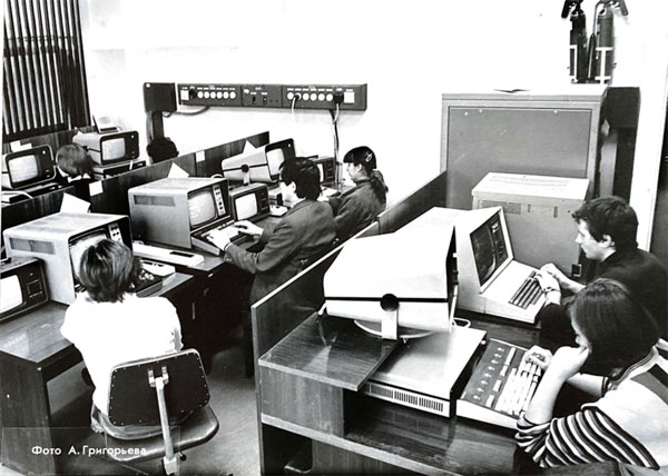 Материалы Виртуального Компьютерного Музея. Демонстрационный класс ТЕВУС в ауд. 302 главного корпуса НГУ. Оборудование класса использовалось также в качестве рабочих мест сотрудников лаборатории терминальных систем.