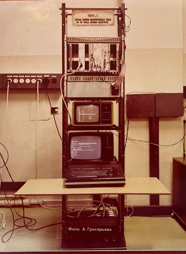 Материалы Виртуального Компьютерного Музея. Рабочее место КАМАК в классе АСНИ для учебного эксперимента. В крейте КАМАК размещён 3-х гнездовой модуль ЦДР и цифровые осциллографы. .