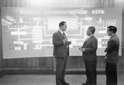 Рис. 4.68. Д.И. Юдицкий рассказывает Юмжагийну Цеденбалу о Единой вычислительной сети Научного центра, 1972 г.