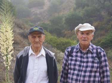 Два друга, бывшие ЕрНИИММовцы, в горах Лос-Анджелеса (слева Андраник Мкртчян, справа Грачья Овсепян).