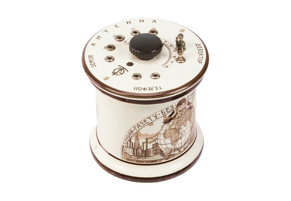 Советский детекторный радиоприемник ПФ в фарфоровом корпусе. На корпусе написана характеристика, которую радио дал Ленин — газета без бумаги и расстояний (Большой музей)